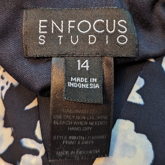 👗Gorgeous Dress by En Focus Studios Floral Knee Length, Blue & White - Picture 6 of 6